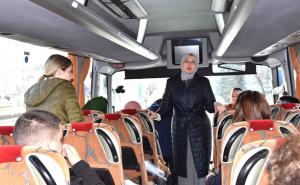 Foto: Vlada KS / Ministrica Naida Hota-Muminović ispratila đake u Srebrenicu